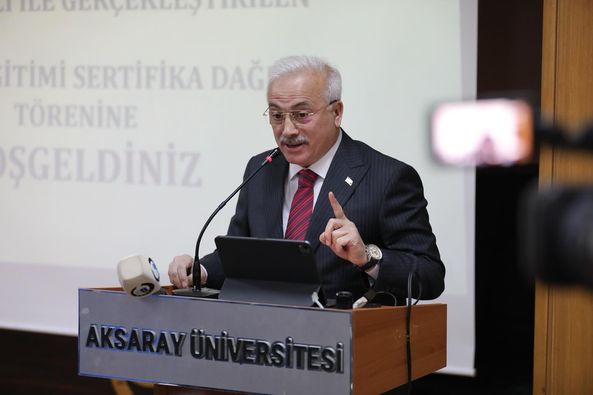 Valimiz Sn. Mehmet Ali Kumbuzoğlu Aksaray Üniversitesi İş Kulübü Eğitimi’nde Başarılı Olan Gençlerlimizle Beraber