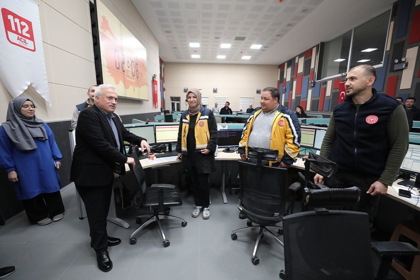 Valimiz, yılbaşı vesilesiyle 112 Acil Çağrı Merkezini ziyaret ederek nöbet tutan kardeşlerimizin yeni yıllarını tebrik ettiler.