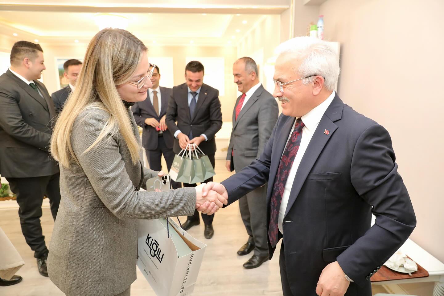 Valimiz, İdareciler Günü vesilesiyle Vali Yardımcıları ve Kaymakamlarımızla bir araya geldi