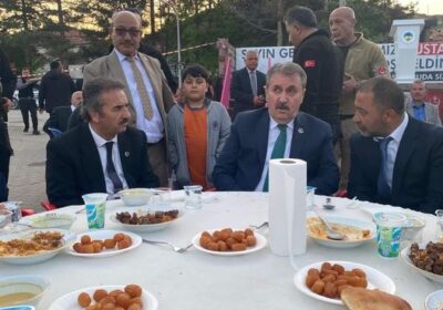 Karanlık çevrelerin elemanları istedikleri kadar saldırsa da sonunakadar yanındayız.