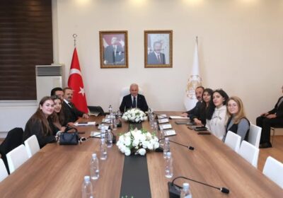 KYK’da kalan öğrencilerle birlikte kabul ederek istek ve ihtiyaçları hususunda istişarelerde bulundular.