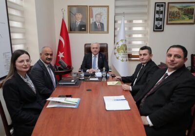 Valimiz Sn. Mehmet Ali Kumbuzoğlu, kamu hizmetlerinin aksamaması, hemşehrilerimize en hızlı ve kaliteli hizmetlerin sunulması adına Vali Yardımcılarımızla toplantı yaparak istişarelerde bulundular.
