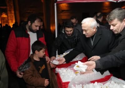 Valimiz Sn. Mehmet Ali Kumbuzoğlu, Belediye Başkanımız Sn.Evren Dinçer’le birlikte Berat Kandili vesilesiyle hemşehrilerimizle hasbihal edip kandillerini tebrik ettiler.
