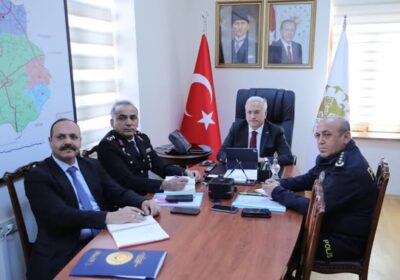 İçişleri Bakanımız Sn. Ali Yerlikaya ile Aile ve Sosyal Hizmetler Bakanımız Sn. Mahinur Özdemir Göktaş Başkanlığında, VKS ile 81 ilde eş zamanlı olarak yapılan “2025 Aile Yılı” konulu toplantıya, Valimiz Sn. Mehmet Ali Kumbuzoğlu da ilgili birim müdürleriyle birlikte iştirak ettiler.