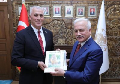 Bir dizi ziyaret ve etkinlik için şehrimizi teşrif eden KKTC Ekonomi ve Enerji Bakanı Sn.Olgun Amcaoğlu, Ankara Büyükelçisi Sn.İsmet Korukoğlu ve beraberindeki heyetle Valimiz Sn. Mehmet Ali Kumbuzoğlu ‘nun misafiri oldular.