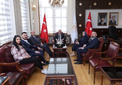 Valimiz Sn. Mehmet Ali Kumbuzoğlu, Kızılay Aksaray Şube Başkanı seçilen Sn.Fırat Oruç ve Yönetim Kurulu Üyelerini kabul ederek yeni görevlerinde başarılar dilediler.