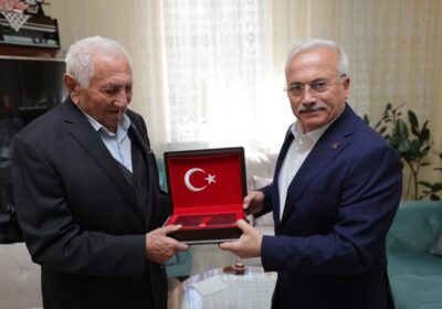 Valimiz Sn. Mehmet Ali Kumbuzoğlu, Ramazan Bayramı vesilesiyle aziz şehidimiz Recep Mengi’nin ailesini ziyaret ederek bayramlarını tebrik ettiler.
