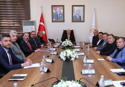 Aksarayspor’un, Serik Belediyespor’la yapacağı maç öncesi Valimiz Sn. Mehmet Ali Kumbuzoğlu başkanlığında, ilgili birim müdürleri, kulüp başkanı ve yetkilileriyle alınması gereken tedbirler konusunda istişare toplantısı yapıldı.