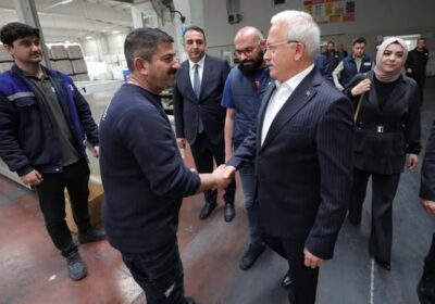 Aksaray OSB’de faaliyet gösteren Kalde Boru Fabrikası’nı ziyaret eden Valimiz Sn. Mehmet Ali Kumbuzoğlu, yetkililerden üretim ve istihdam hizmetleri hakkında bilgi alıp işçi kardeşlerimizle hasbihal etti,