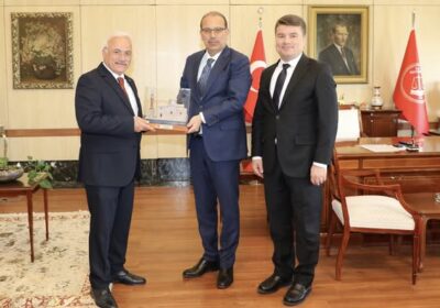 Valimiz Sn. Mehmet Ali Kumbuzoğlu ve Belediye Başkanımız Sn.Evren Dinçer, Sayıştay Başkanı Sn.Metin Yener’i makamında ziyaret ettiler.