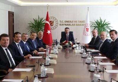 Alparslan Bayraktar’ı ziyaret ederek şehrimize yapılacak yatırımlar için istişarelerde bulundular.