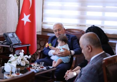 Ay yıldızlı al bayrağın gölgesi üzerimizde daim olsun.