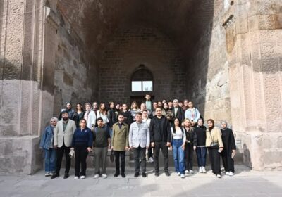 Gençlerimizle bir araya gelmeye, onların fikirlerini dinlemeye ve birlikte vakit geçirmeye büyük önem veriyoruz.